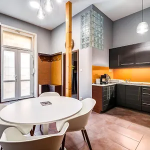 Oktogon Four Apartamento